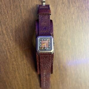 Nixon brown leather watch
Needs new battery. In great shape